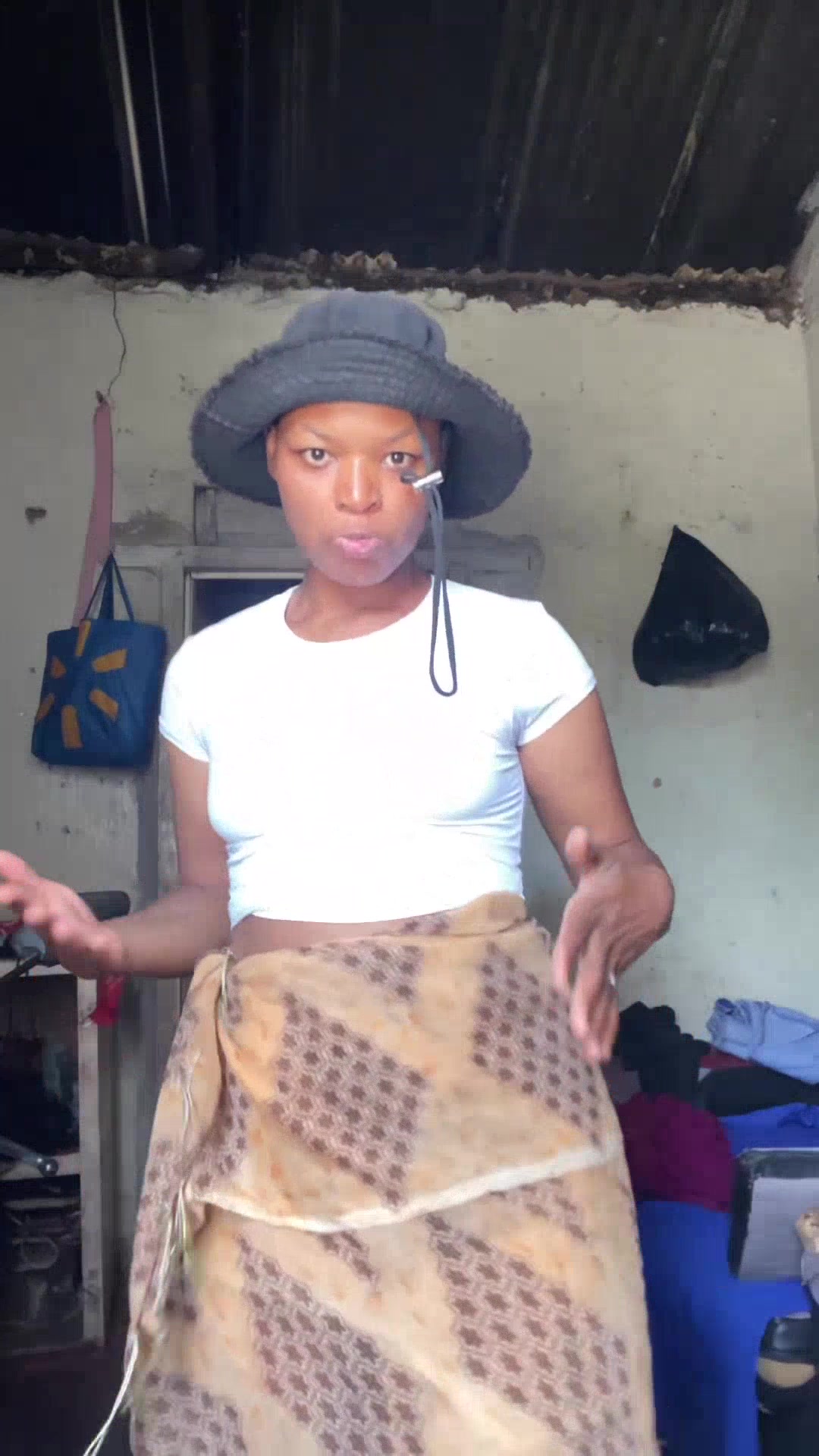 Queen Nadia TV Pussy slip