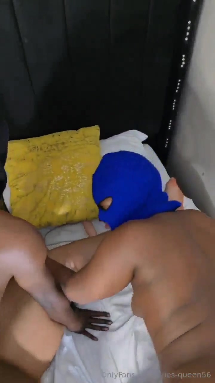 Threesome with thick bitches
